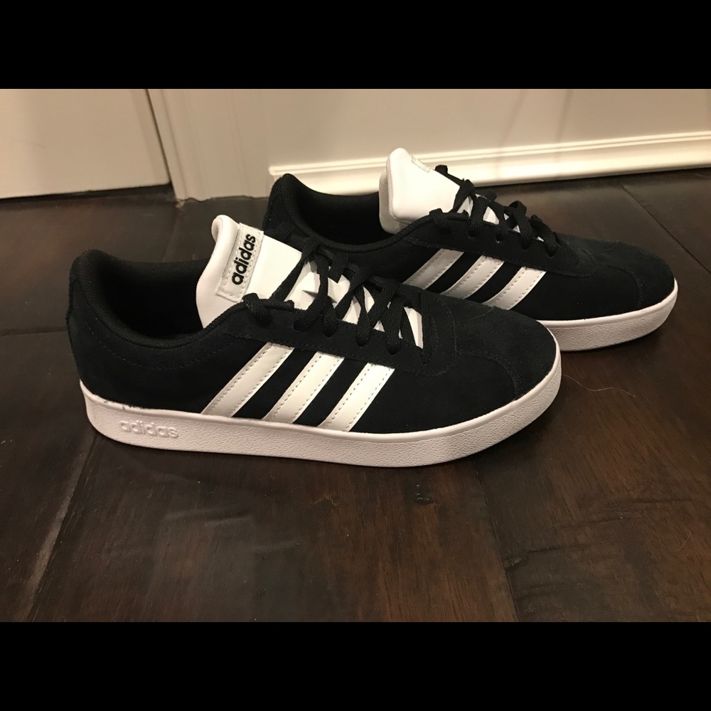 Adidas size 4 boys tennis shoe